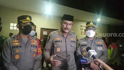 Wakil Kepala RS Polri Kombes Umar Shahab memberikan keterangan pers terkait hasil otopsi Zakiah Aini, penyerang Mabes Polri, Kamis (1/4/2021) dini hari. [Suara.com/Fakhri Fuadi Muflih]