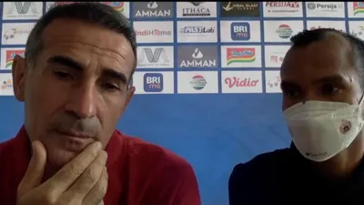 Tangkapan layar Riko Simanjuntak (kanan) dan pelatih Persija Angelo Alessio saat jumpa pers