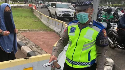 Seorang perempuan menerobos masuk ke Istana Negara, Jakarta pada Selasa, 25 Oktober 2022.
