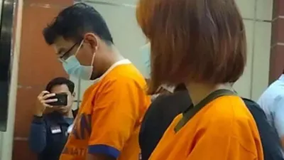 Pemeran video kebaya merah yang viral kini memakai baju tahanan berwarna oranye. Mereka sudah ditetapkan sebagai tersangka.