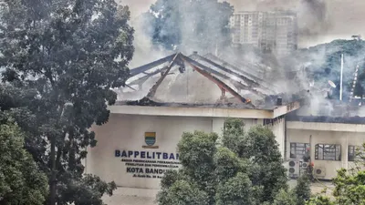 Update Kebakaran Balai Kota Bandung, ASN Berhamburan ke Luar