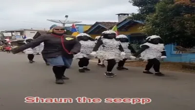 peserta gerak jalan unik berkostum Shaun The Sheep / instagram @undercover.id