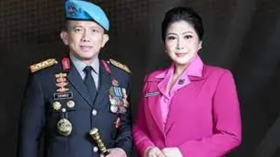 Ferdy Sambo dan istrinya. Ferdy Sambo resmi ditetapkan sebagai tersangka kematian Brigadir J