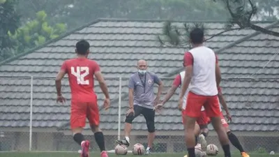 Pelatih Persija Sudirman sedang memimpin latihan, Senin (1/3/2021) / (dok Persija)