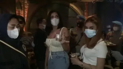 Millen Cyrus saat razia protokol kesehatan di Bar Brotherhood, Gunawarman, Jakarta Selatan. [Screenshot/Istimewa]