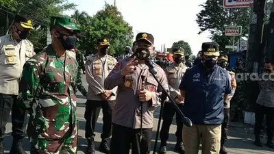 Kapolda Metro Jaya Irjen Fadil Imran bersama Gubernur Anies di pos penyekatan PPKM Darurat. (Suara.com/M Yasir)