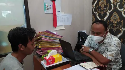 Tim penyidik saat melakukan pemeriksaan terhadap pelaku penipuan dengan modus pernikahan palsu, di Polsek Bogor Timur Kota Bogor. (Yogi Faisal)