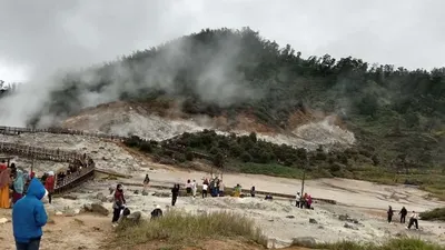 Kawah Sikidang, selalu ramai wisatawan di akhir pekan.