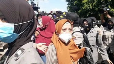 2 wanita simpatisan Rizieq terlibat cekcok dengan polisi karena memaksa masuk ke PN Jaktim. (Suara.com/Yaumal)