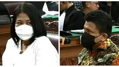 Putri Candrawathi dan Ferdy Sambo saat menjalani sidang perdana, Senin, 17 Oktober 2022.