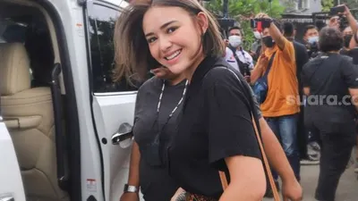 Aktris Amanda Manopo saat ditemui awak media di Kawasan Tendean, Jakarta Selatan, Rabu (9/12). [Suara.com/Alfian Winanto]
