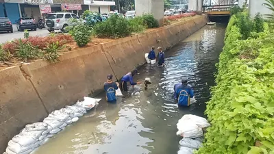 Cegah Banjir Saat Musim Hujan, SDA Kelapa Gading Keruk Lumpur Saluran Air