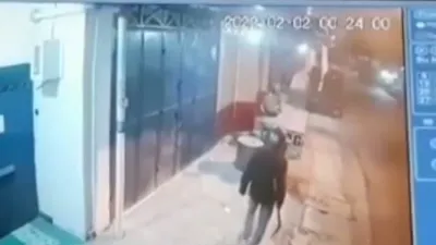 Tangkapan layar aksi perampokan di toko beras melalui rekaman CCTV.