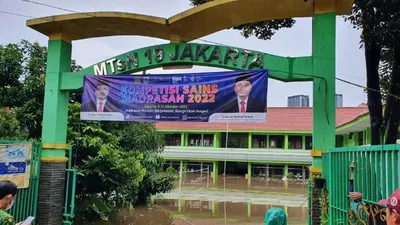 3 siswa MTs 19 Jakarta meninggal dunia tertimpa tembok yang runtuh.