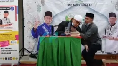Ustaz Zacky Mirza ambruk saat isi ceramah [YouTube/KH Infotainment]