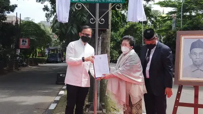 Wali Kota Bogor Bima Arya Sugiarto saat meresmikan Jalan Ciheuleut yang berganti nama menjadi Jalan RH Soelaeman A Katadjoemena. 