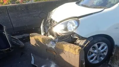 Mobil Nissan March yang tabrak pemotor hingga terjatuh di Flyover Pesing Daan Mogot Jakarta.
