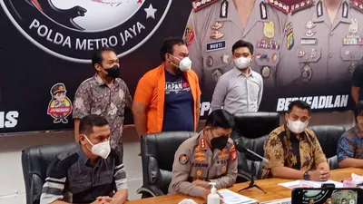 Komika Fico Fachriza saat diperlihatkan ke wartawan usai ditangkap karena kedapatan menyalahgunakan narkoba jenis tembakau sintetis.