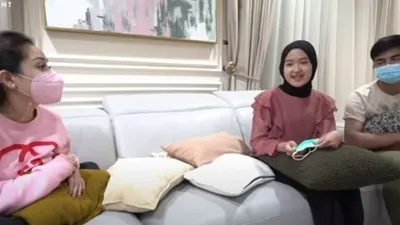 Nagita Slavina dan Dimas bersama perempuan mirip Nissa Sabyan, Melati [YouTube/Rans Entertainment]
