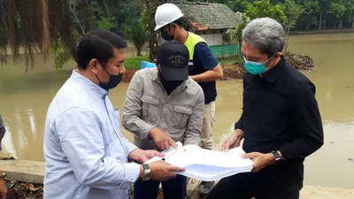 BOGOR BARAT, AYOBOGOR - Wakil Wali Kota Bogor Dedie A Rachim meninjau langsung proses pengembangan destinasi pariwisata tipe satu di kawasan Situ Gede, Kecamatan Bogor Barat, Kota Bogor. Dalam kunjungannya itu, Dedie memberikan sejumlah catatan yang mesti jadi perhatian pihak kontraktor.  Pertama, Dedie meminta kepada pihak kontraktor agar menyiapkan jalan inspeksi (akses untuk perawatan sungai sekaligus bisa menambah ruang publik) di kawasan Situ Gede.  &quot;Sepertinya kami harus menyiapkan jalan i