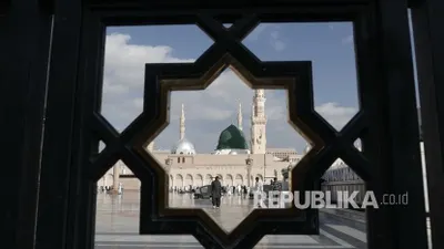  Kubah hijau di Masjid Nabawi, Madinah, Arab Saudi, menjadi tanda di bawahnya terdapat makam Rasulullah saw dan dua sahabat mulia, Abu Bakar dan Umar bin Khattab.