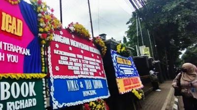 Romantisme Penggemar Bharada E, Kirim Karangan Bunga ke PN Jaksel Sebagai Bukti Dukungan