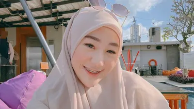 Mantan istri Alvin Faiz, Larissa Chou dikabarkan siap menikah lagi. Rio Haryanto disebut-sebut sebagai calonnya.