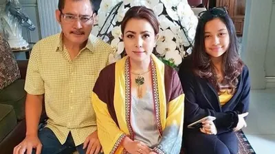 Mayangsari bersama suami, Bambang Trihatmodjo dan putrinya, Khirani Siti Hartina Trihatmodjo. [Instagram]