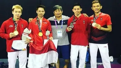 (Caption gambar : Fajar/Rian dan Kevin/Marcus bersama Coach Naga Api