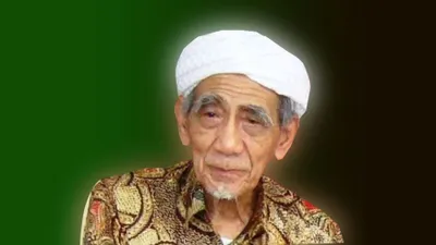 KH. Maimun Zubair atau Mbah Moen.
