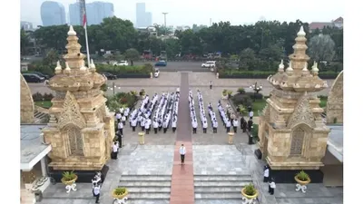 Kemenkes melakukan Tabur Bunga di TMP Kalibata dalam rangka memperingati Hari Pahlawan dan Hari Kesehatan Nasional
