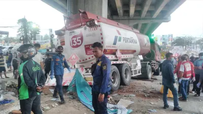 Delapan orang meninggal dunia dalam kecelakaan beruntun di Jalan Raya Alternatif Transyogi Cibubur depan CBD Jatirangga