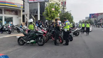 Foto ilustrasi polisi melakukan razia saat Operasi Patuh Jaya 2022.