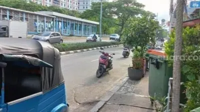 Lokasi driver ojol berinisial IA (39) ditemukan tergeletak diduga ditusuk oleh OTK di depan sebuah penginapan di Jalan Letjen Suprapto, Kemayoran, Jakarta Pusat. Kamis (9/12/2021). 