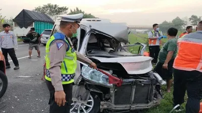 Petugas Kepolisian sedang melakukan olah tempat kejadian perkara kecelakaan maut di Tol Cipali.