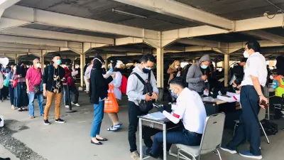 Petugas Stasiun Bogor saat melakukan pemeriksaan sertifikat vaksin kepada calon penumpang.