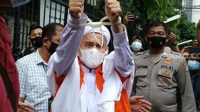 Habib Rizieq Shihab saat dipindahkan dari sel tahan polda metro jaya ke rutan Bareskrim Polri. (Suara.com/ M Yasir)