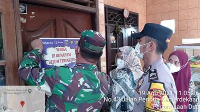 Petugas gabungan melakukan penempelan stiker