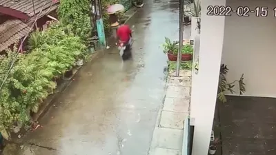 Tangkapan layar CCTV menggambarkan peristiwa yang dialami seorang perempuan yang menjadi korban begal bokong di jalan. 