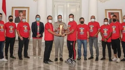 Skuad Persija Temui Anies, Bawa Trofi Piala Menpora 2021