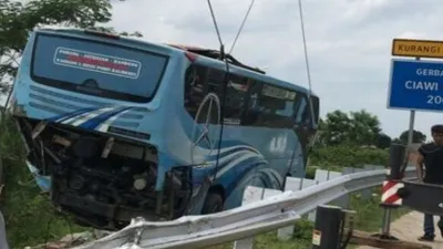Kecelakaan bus di Tol Bocimi, Kota Bogor, Jawa Barat.