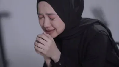 Nissa 'Sabyan' dalam video klip lagu terbarunya, Sapu Jagat / dok. Youtube Sabyan Gambus