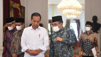 Presiden Jokowi saat menjamu Ketua PBNU Yahya Cholil Staquf di Istana Merdeka (Sumber: BPMI/Setpres/Rusma)