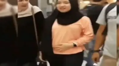 Nissa Sabyan elus perut dan dikabarkan Nissa Sabyan hamil viral di media sosial / dok. Suara.com