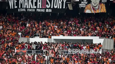 Suporter yang tergabung dalam The Jakmania memberi dukungan kepada kesebelasan Persija Jakarta yang melawan Mitra Kukar FC dalam pertandingan liga 1 2018, di Stadiun Gelora Bung Karno, Jakarta, Minggu (9/12/2018). ANTARA FOTO/Galih Pradipta/ama.