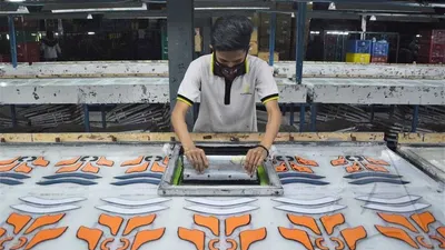 Pegawai Aerostreet tengah menyelesaikan sablon sepatu di pabriknya yang berlokasi di di Bentangan, Wonosari, Klaten, Jawa Tengah. (Ayojakarta/Budi Cahyono)