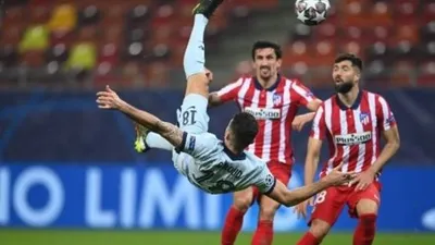 Aksi Olivier Giroud melakukan tendangan akrobatik untuk bawa Chelsea kalahkan Atletico Madrid. (Twitter/@ErAy10_10)