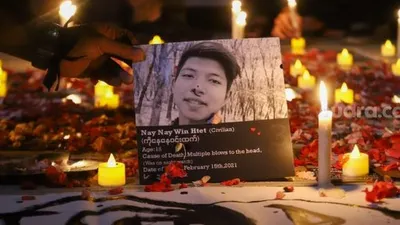 Massa saat akan menaruh salah satu foto wajah korban tewas akibat kudeta militer saat aksi solidaritas untuk Myanmar di depan Gedung ASEAN, Jakarta, Jumat (12/3/2021). [Suara.com/Alfian Winanto]