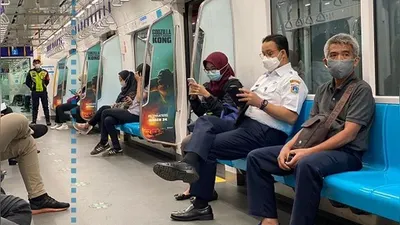 Anies Berangkat Kerja Naik MRT, Warganet: Tiap Hari Dong, Biar Jadi Contoh