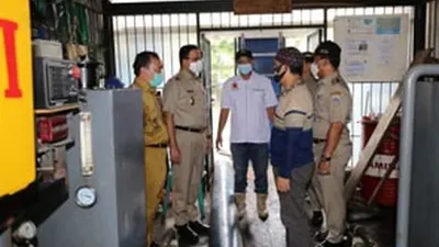 Tinjau Banjir , Anies-Ariza Blusukan ke Rawa Buaya